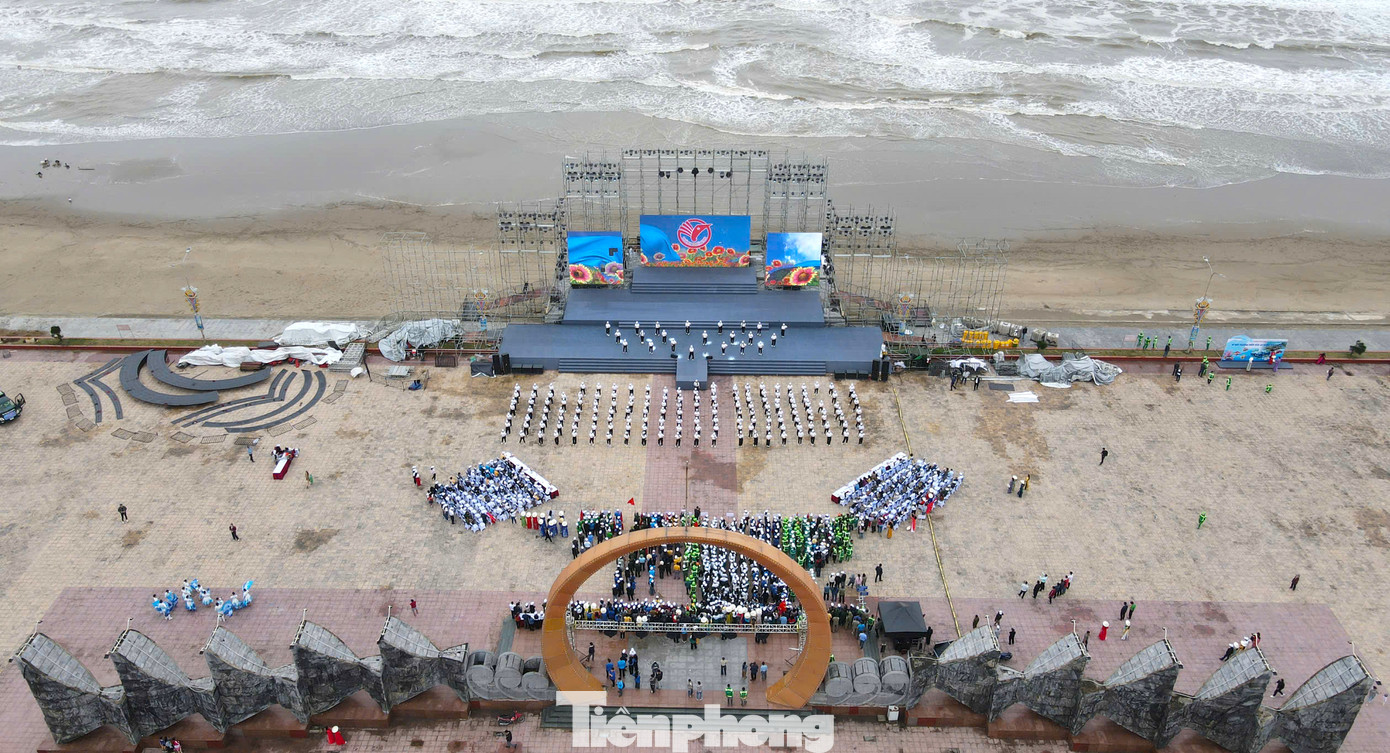 Sáng 13/4, tại bãi biển Cửa Lò, UBND TP. Vinh (Nghệ An) tổ chức Lễ phát động “Vì môi trường biển Cửa Lò xanh - sạch - đẹp”.