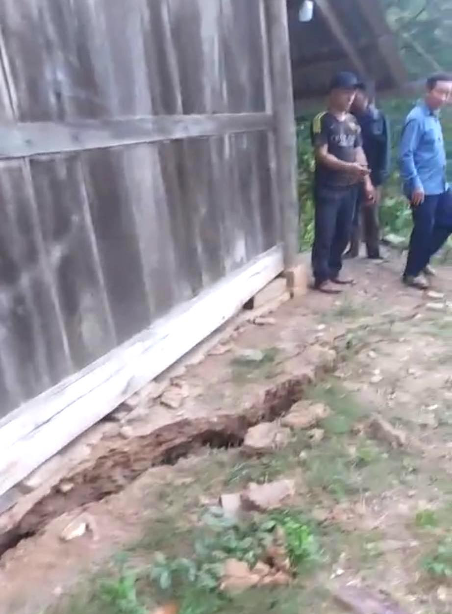 Vết nứt kéo dài cả trăm mét. Có điểm, vết nứt rộng hơn 10cm và có dấu hiệu sụt, sạt lở thêm. Vết nứt kéo dài cả trăm mét. Có điểm, vết nứt rộng hơn 10cm và có dấu hiệu sụt, sạt lở thêm.