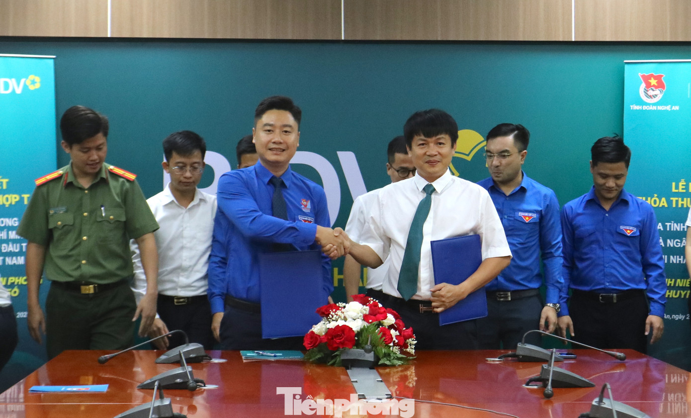 Bí thư Tỉnh đoàn Nghệ An Lê Văn Lương và Giám đốc ngân hàng BIDV chi nhánh Nghệ An Trần Minh Tính ký thỏa thuận hợp tác "Thanh niên tiên phong chuyển đổi số". Bí thư Tỉnh đoàn Nghệ An Lê Văn Lương và Giám đốc ngân hàng BIDV chi nhánh Nghệ An Trần Minh Tính ký thỏa thuận hợp tác "Thanh niên tiên phong chuyển đổi số".