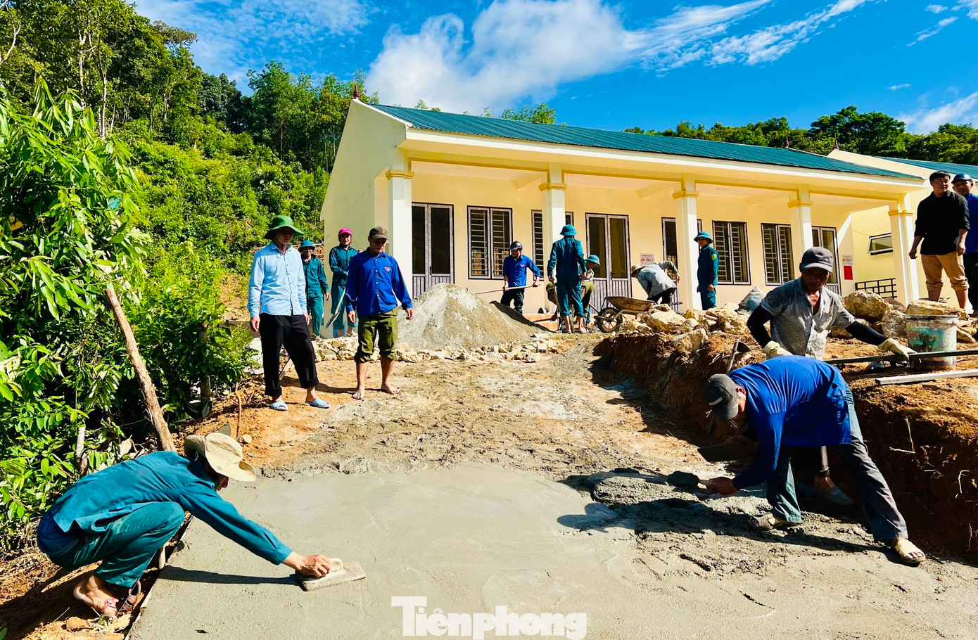 Dưới bàn tay khéo léo, con đường bê tông bằng phẳng, sạch đẹp dần được hình thành. Dưới bàn tay khéo léo, con đường bê tông bằng phẳng, sạch đẹp dần được hình thành.