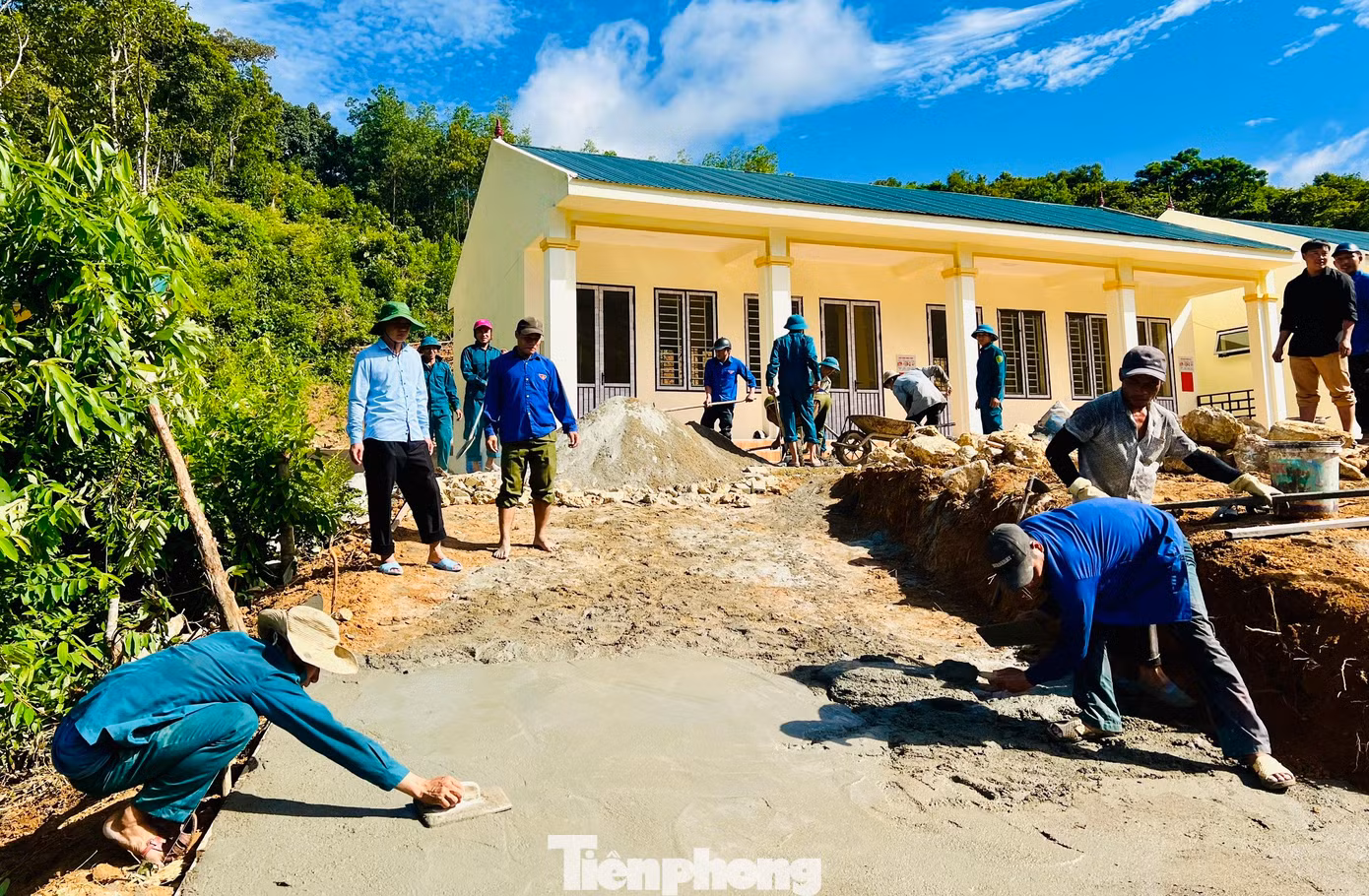 Dưới bàn tay khéo léo, con đường bê tông bằng phẳng, sạch đẹp dần được hình thành.