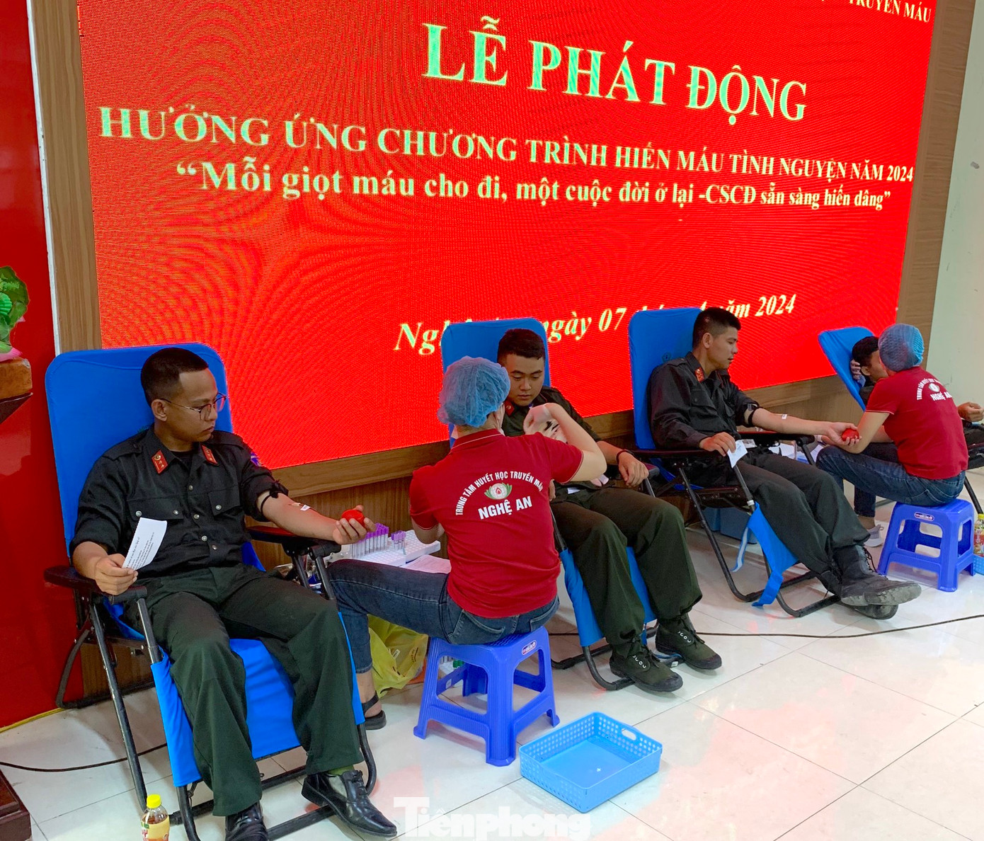 Ngày 7/4, Trung đoàn Cảnh sát Cơ động (CSCĐ) Bắc Trung Bộ đã phối hợp với Trung tâm Huyết học - Truyền máu tỉnh Nghệ An tổ chức Lễ phát động hưởng ứng chương trình hiến máu tình nguyện năm 2024 với chủ đề “Mỗi giọt máu cho đi, một cuộc đời ở lại - Cảnh sát cơ động, sẵn sàng hiến dâng”. Ngày 7/4, Trung đoàn Cảnh sát Cơ động (CSCĐ) Bắc Trung Bộ đã phối hợp với Trung tâm Huyết học - Truyền máu tỉnh Nghệ An tổ chức Lễ phát động hưởng ứng chương trình hiến máu tình nguyện năm 2024 với chủ đề “Mỗi giọt máu cho đi, một cuộc đời ở lại - Cảnh sát cơ động, sẵn sàng hiến dâng”.