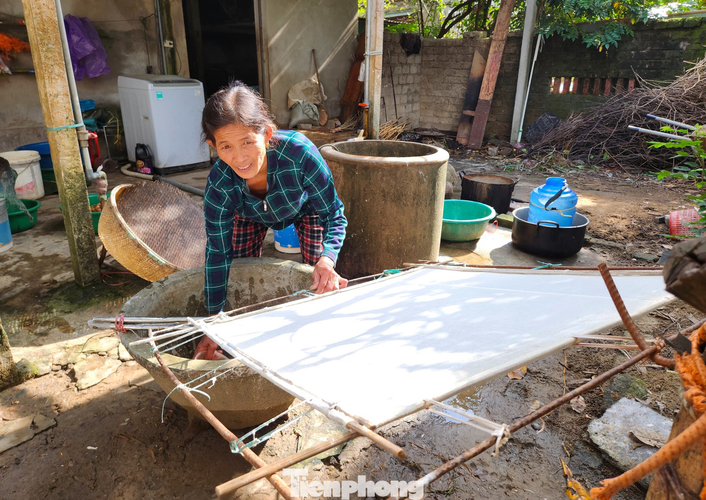 Bà Hải cho biết trước đây thời thịnh vượng, làng nghề giấy dó ở xã Nghi Phong có đến cả trăm hộ dân làm. Tuy nhiên, trải qua thời gian dài hiện chỉ còn 6 hộ gia đình còn làm nghề. Những hộ gia đình khác đều đã chuyển đổi sang công việc khác hoặc đi làm ăn xa quê hương. Đây cũng là làng nghề giấy dó độc đáo và duy nhất tại tỉnh Nghệ An.