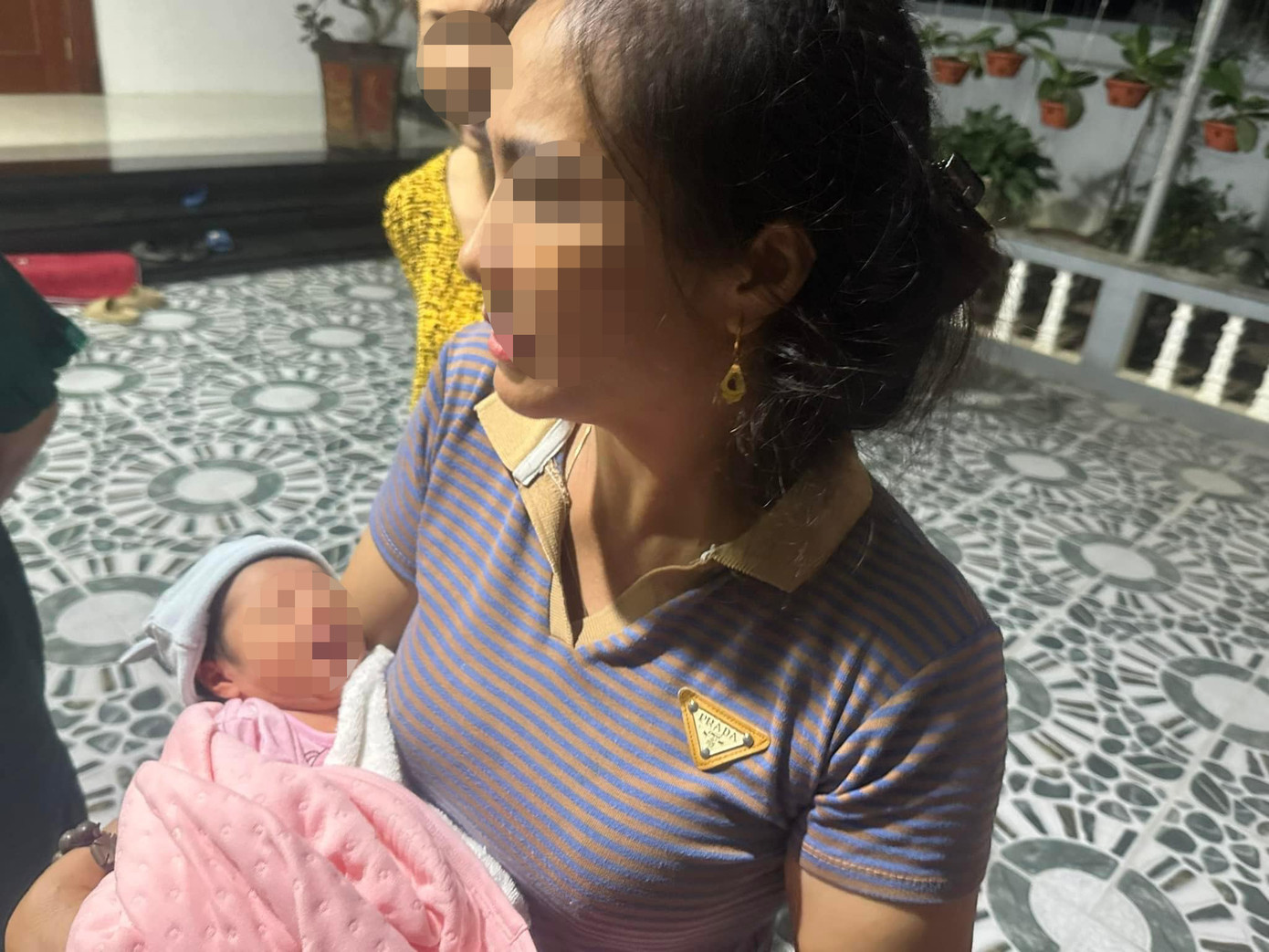 Bé gái sơ sinh được người dân đưa vào nhà chăm sóc sau khi phát hiện trước cổng nhà.