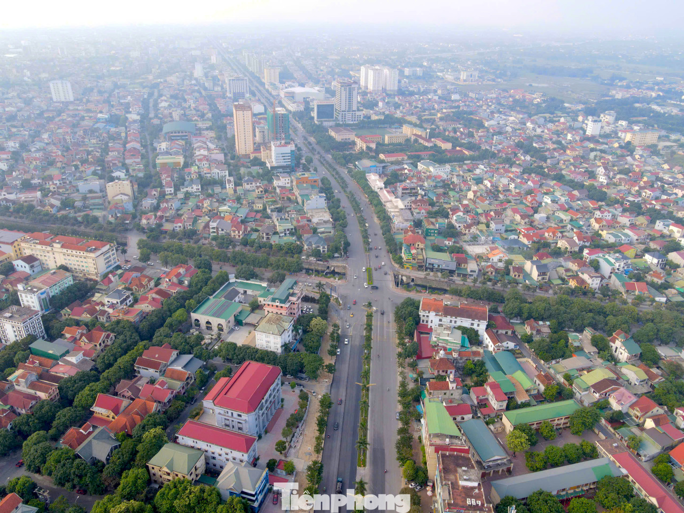 Thời gian qua, tuyến đại lộ Lê Nin (thành phố Vinh, Nghệ An) thi công dở dang kéo dài, mặt đường làm không đồng bộ đã khiến người dân và người đi đường bức xúc.