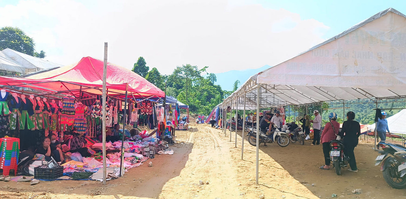 Các khu bán hàng được dựng rạp chắc chắn với những khu riêng biệt về bán quần áo, quầy thực phẩm, quầy ăn uống, quầy vui chơi, quầy đồ dùng gia dụng...