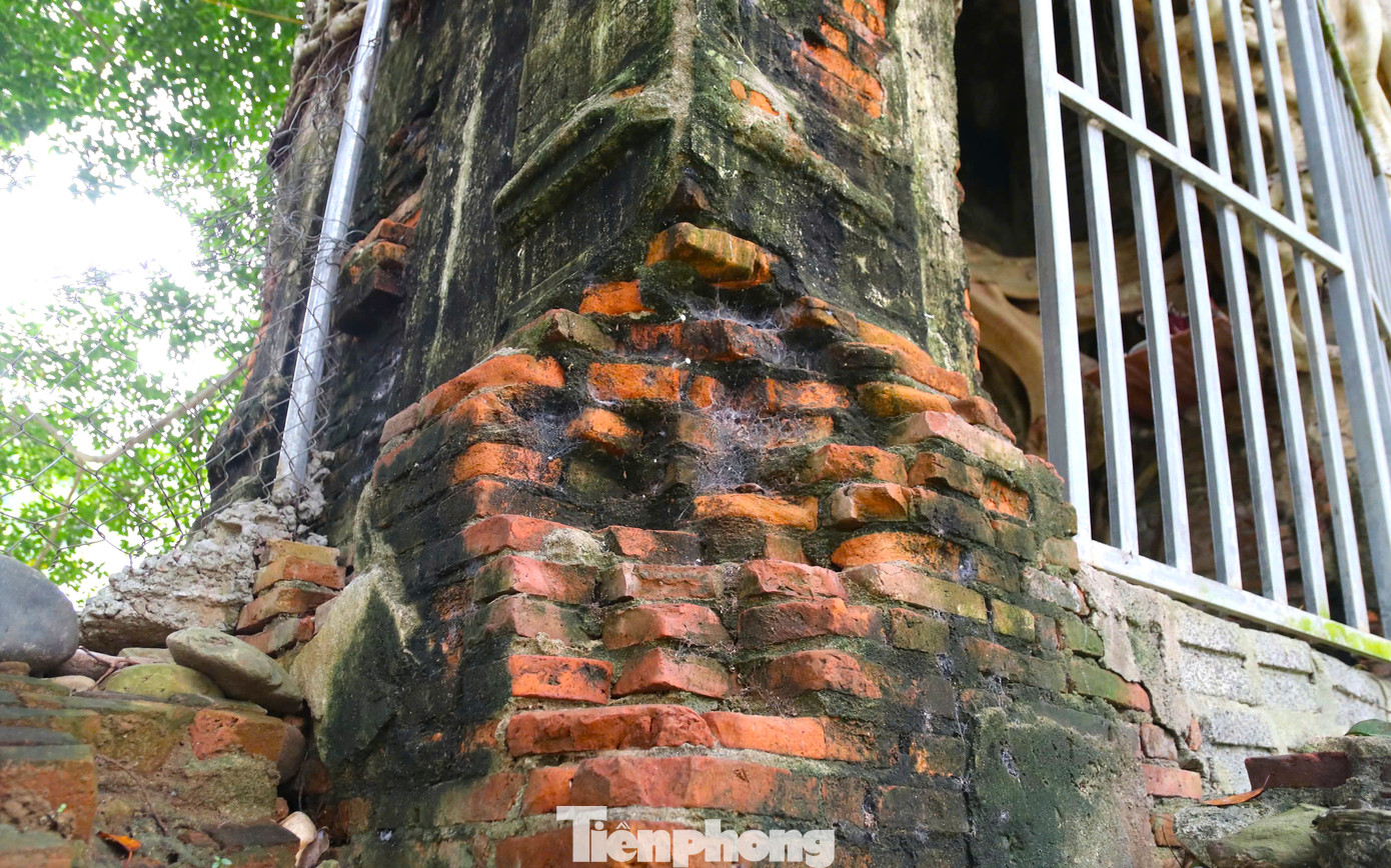 Trải qua thời gian, mưa gió, lớp gạch vữa trên cánh cổng đã bị bong tróc, hư hỏng một số điểm.