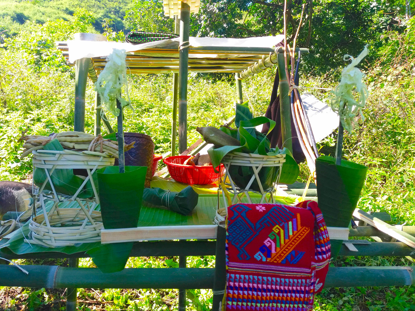 Mâm lễ được người dân chuẩn bị chu đáo bằng những đồ vật, sản vật trong cuộc sống thường ngày. Ảnh: Lữ Phú.