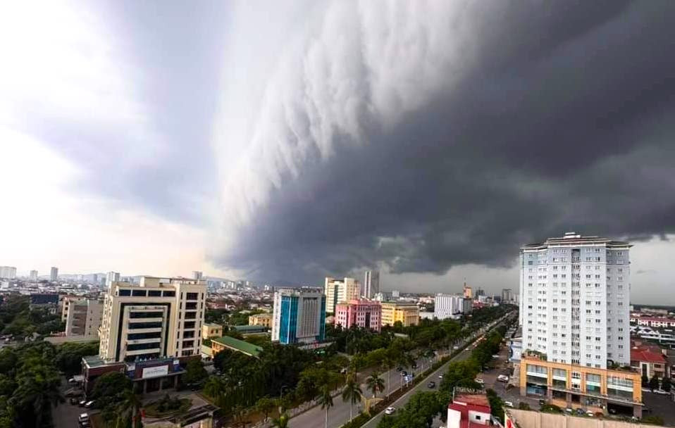 Trước khi xuất hiện đám mây đen khổng lồ này, vào rạng sáng 6/9 trên địa bàn thành phố Vinh xuất hiện một đợt gió giật mạnh. Một số khu vực bị gió xô đổ ngã cây trên đường. Trước khi xuất hiện đám mây đen khổng lồ này, vào rạng sáng 6/9 trên địa bàn thành phố Vinh xuất hiện một đợt gió giật mạnh. Một số khu vực bị gió xô đổ ngã cây trên đường.