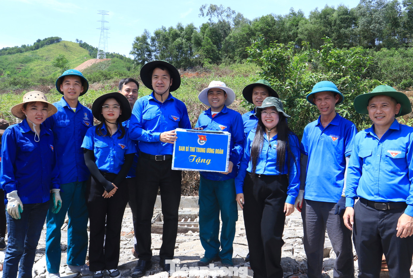 Trao tặng quà cho đội hình thanh niên tình nguyện tại xã Khánh Sơn (huyện Nam Đàn, Nghệ An).