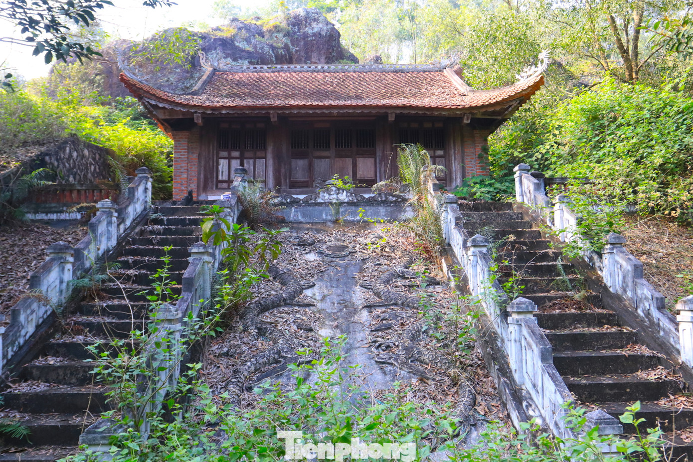 Một cơ sở tôn giáo bị bỏ hoang ngay dưới lưng chừng chân núi Lam Thành.