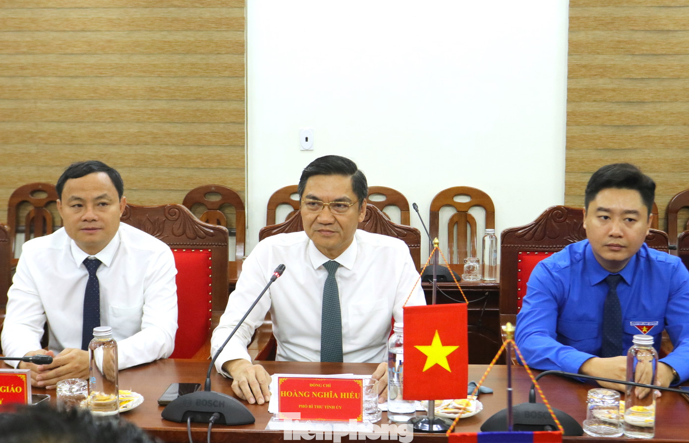 Phó Bí thư Tỉnh ủy Nghệ An Hoàng Nghĩa Hiếu ôn lại những dấu ấn trong tình hữu nghị giữa hai Đảng, hai dân tộc Việt Nam - Lào nói chung và giữa tỉnh Nghệ An với 3 tỉnh có chung đường biên giới Xiêng Khoảng, Hủa Phăn, Bôlykhămxay. Ảnh: Phú Hưng Phó Bí thư Tỉnh ủy Nghệ An Hoàng Nghĩa Hiếu ôn lại những dấu ấn trong tình hữu nghị giữa hai Đảng, hai dân tộc Việt Nam - Lào nói chung và giữa tỉnh Nghệ An với 3 tỉnh có chung đường biên giới Xiêng Khoảng, Hủa Phăn, Bôlykhămxay. Ảnh: Phú Hưng