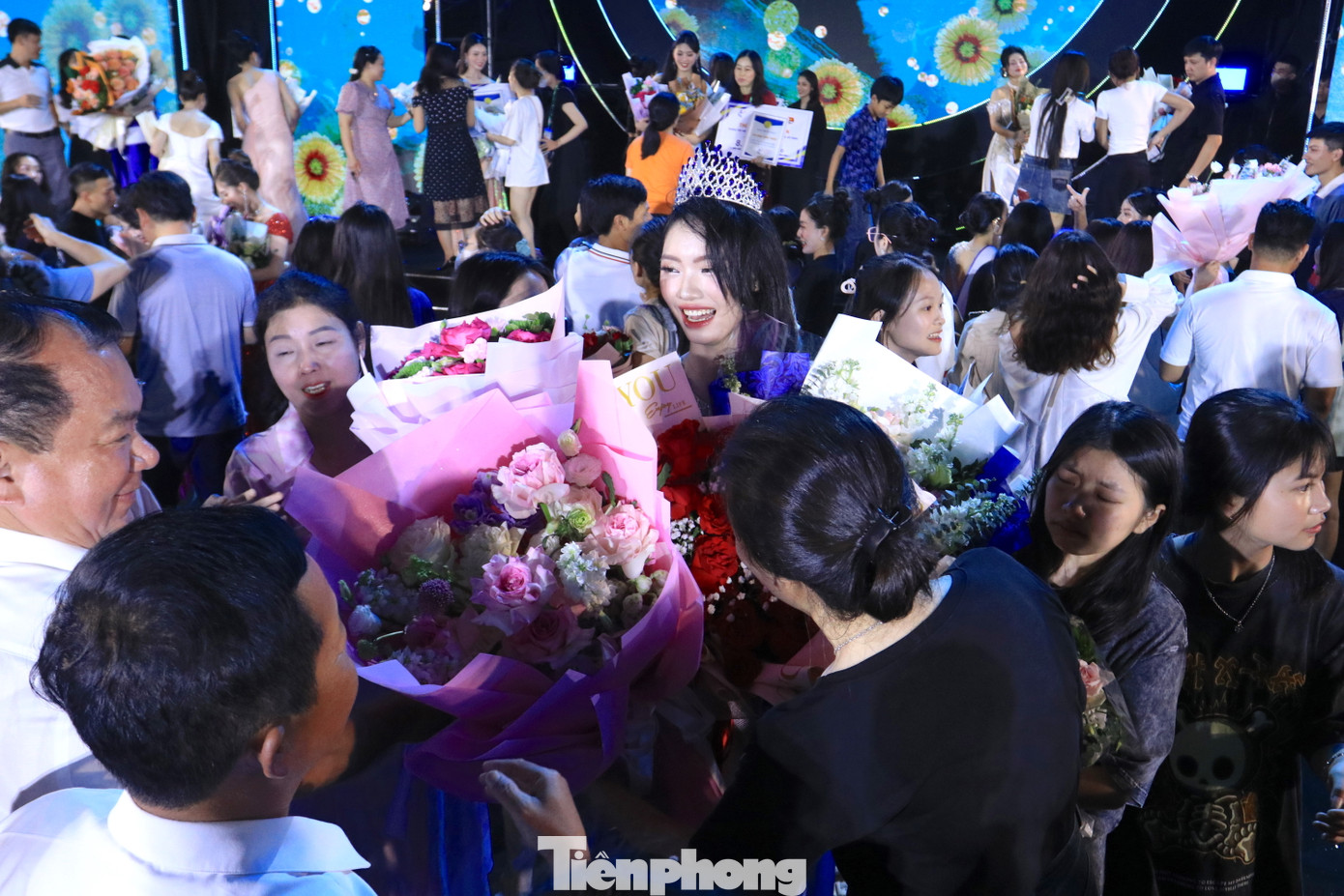 Người thân, gia đình lên tặng hoa chúc mừng thí sinh đạt giải Nhất cuộc thi.