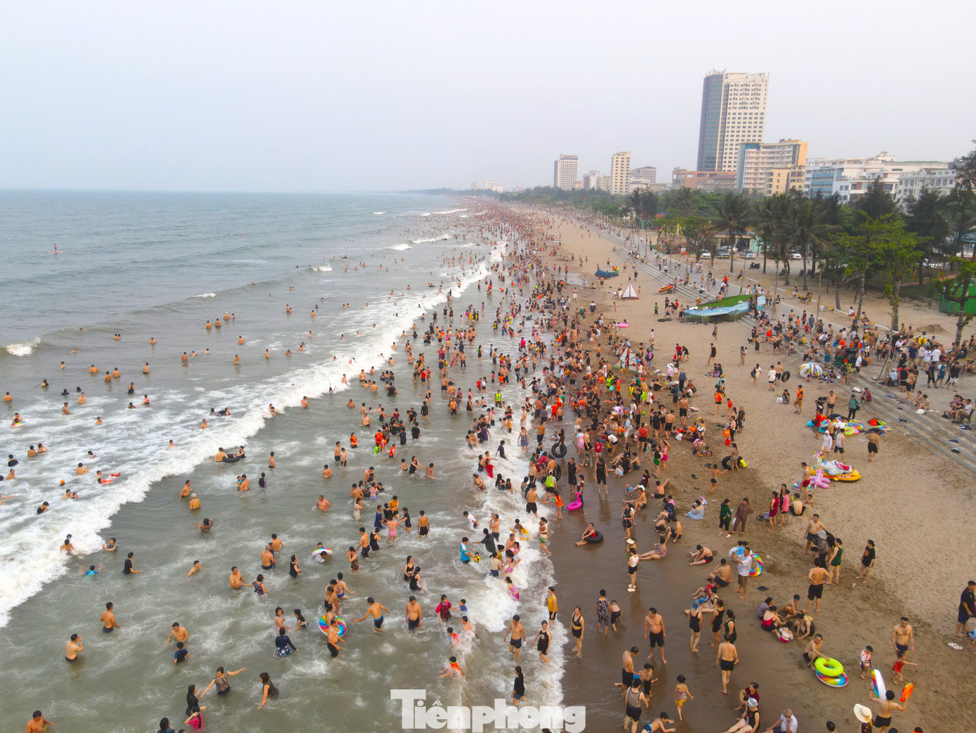 Trong 2 ngày 28, 29/4 có hàng vạn du khách về Cửa Lò để tắm biển.