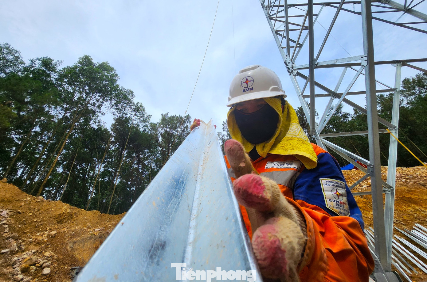 Những ngày qua thời tiết Nghệ An nắng nóng gay gắt có lúc lên đến 40 độ C. Nhiều thời điểm gió lào thổi mạnh khiến các công nhân làm việc luôn phải bịt kín mặt mũi, chân tay. "Để đỡ rát mặt, anh em phải dùng thêm những chiếc khăn mặt thấm ướt rồi đội dưới mũ che đầu, chắn mặt cho mát. Nhưng được tý thì gió lào thổi cũng khô rang hết. Nắng nóng khủng khiếp quá", anh Nguyễn Văn Tuấn đang thi công tại cột điện xã Nghi Văn (Nghi Lộc, Nghệ An) chia sẻ.