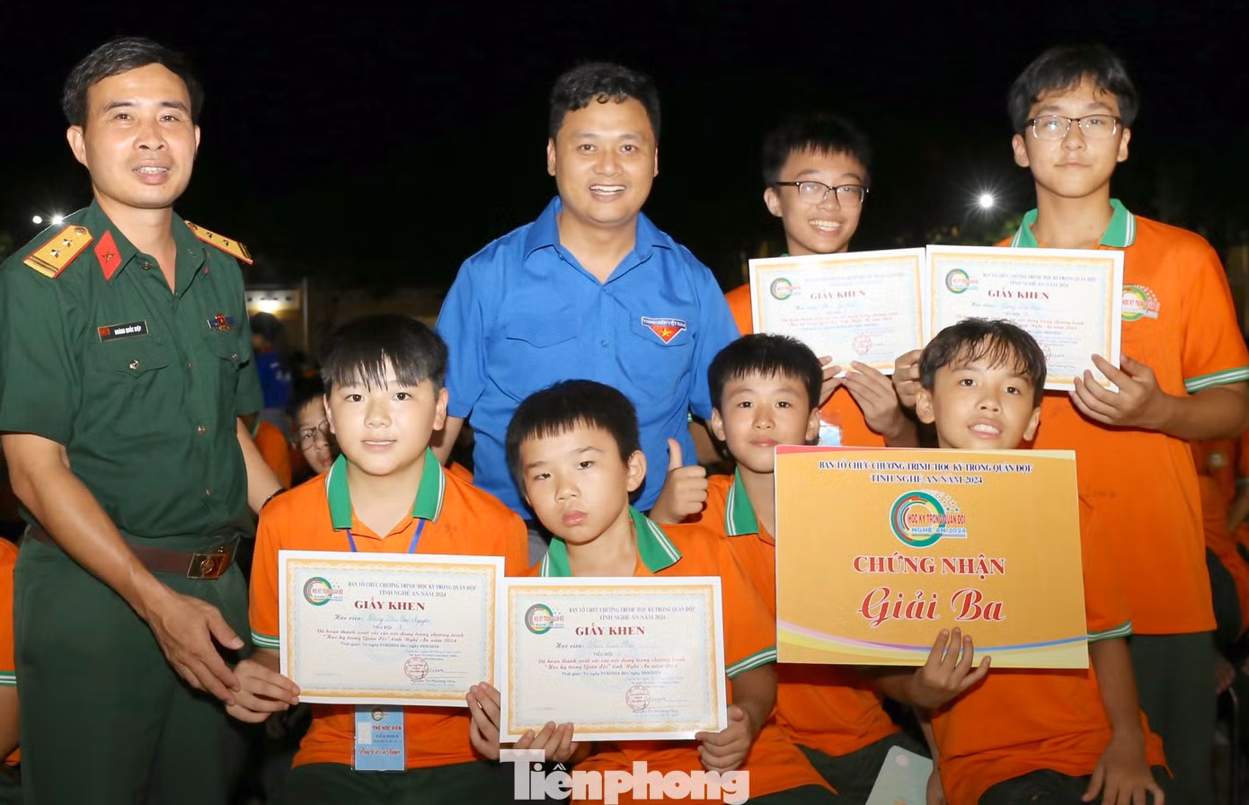 Các học viên hứng khởi nhận giấy khen sau 1 tuần tham gia làm chiến sỹ nhí.