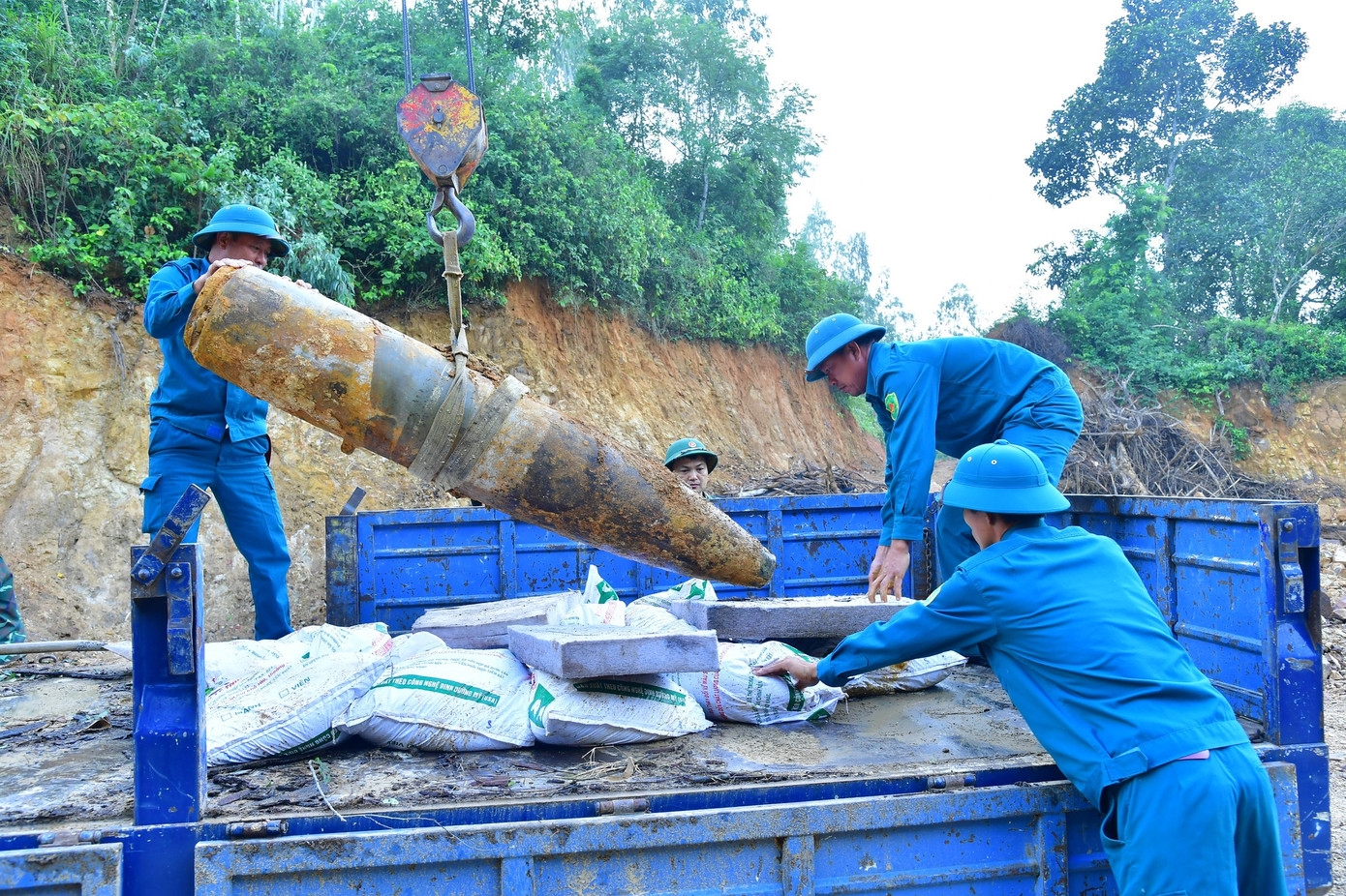 Quả bom được đưa đến Khe Luội (xóm 8, xã Thần Lĩnh, tỉnh Nghệ An) và tiến hành tiêu huỷ thành công, an toàn. Quả bom được đưa đến Khe Luội (xóm 8, xã Thần Lĩnh, tỉnh Nghệ An) và tiến hành tiêu huỷ thành công, an toàn.