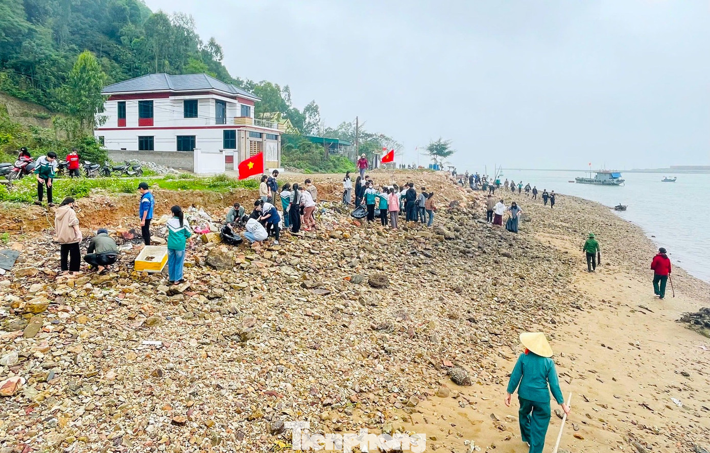 Tại buổi lễ, hơn 150 đoàn viên thanh niên, các em học sinh khối lớp 9 trường THCS Tiến Thiết cùng các tổ chức chính trị xã hội trên địa bàn triển khai dọn rác, làm sạch bãi biển từ Trạm Kiểm soát Biên phòng Cửa Lò đến Đền Cửa Lạch. Tại buổi lễ, hơn 150 đoàn viên thanh niên, các em học sinh khối lớp 9 trường THCS Tiến Thiết cùng các tổ chức chính trị xã hội trên địa bàn triển khai dọn rác, làm sạch bãi biển từ Trạm Kiểm soát Biên phòng Cửa Lò đến Đền Cửa Lạch.