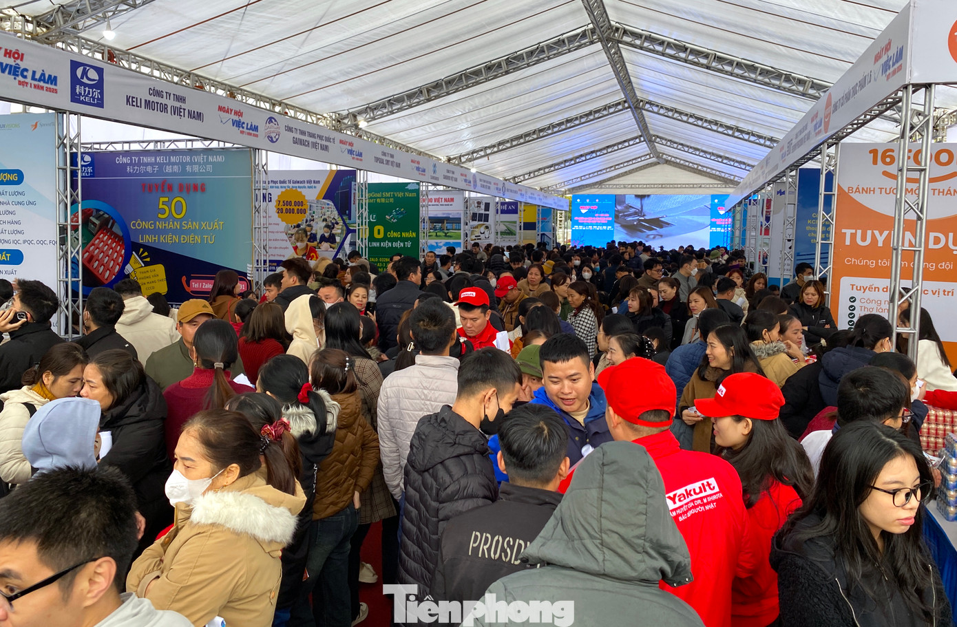 Sáng 8/2, tại Khu Công nghiệp VSIP (xã Hưng Tây, huyện Hưng Nguyên, Nghệ An), Ban Quản lý Khu kinh tế Đông Nam Nghệ An, UBND huyện Hưng Nguyên, Sở Lao động - Thương binh và Xã hội (LĐTB&XH) cùng Công ty TNHH VSIP Nghệ An phối hợp tổ chức Ngày hội việc làm đợt 1 năm nay.