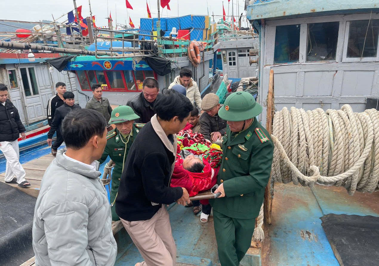 Cán bộ chiến sĩ Đồn Biên phòng Quỳnh Phương di chuyển nạn nhân lên bờ để đưa đi bệnh viện cấp cứu, điều trị.