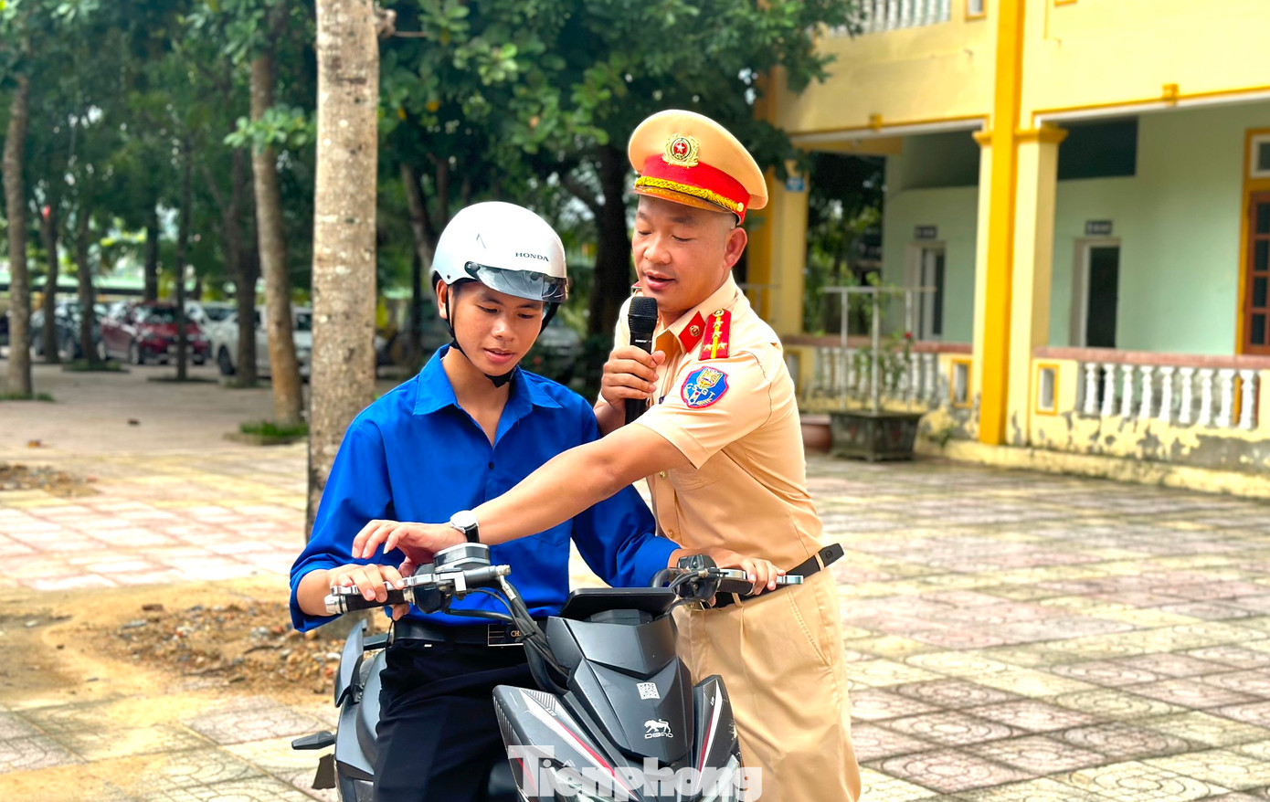 Hướng dẫn cho các em học sinh kỹ thuật, kỹ năng lái xe an toàn.