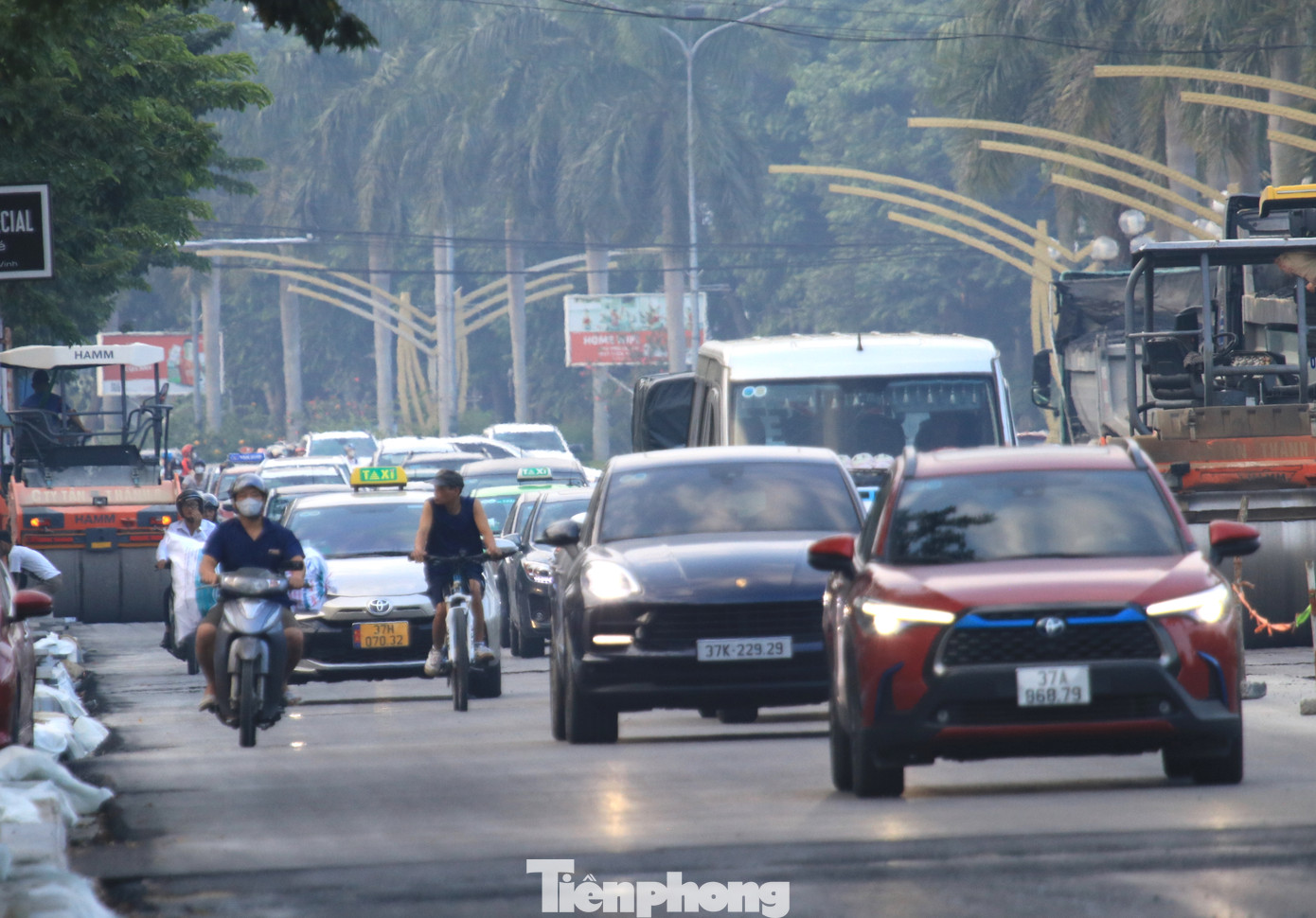 &quot;Tuyến đường này vốn đã rất đông, nay đơn vị thi công cứ đào lên làm nhiều chỗ khiến giao thông càng bị tắc nghẽn. Nếu công ty đào lên điểm nào làm xong điểm đó thì còn đỡ. Nhưng điểm nào họ cũng đào rồi làm dở dang kéo dài. Phương pháp thi công này người dân rất bức xúc&quot;, anh Phan Văn Ngọc (trú xã Nghi Phú, thành phố Vinh) nói.