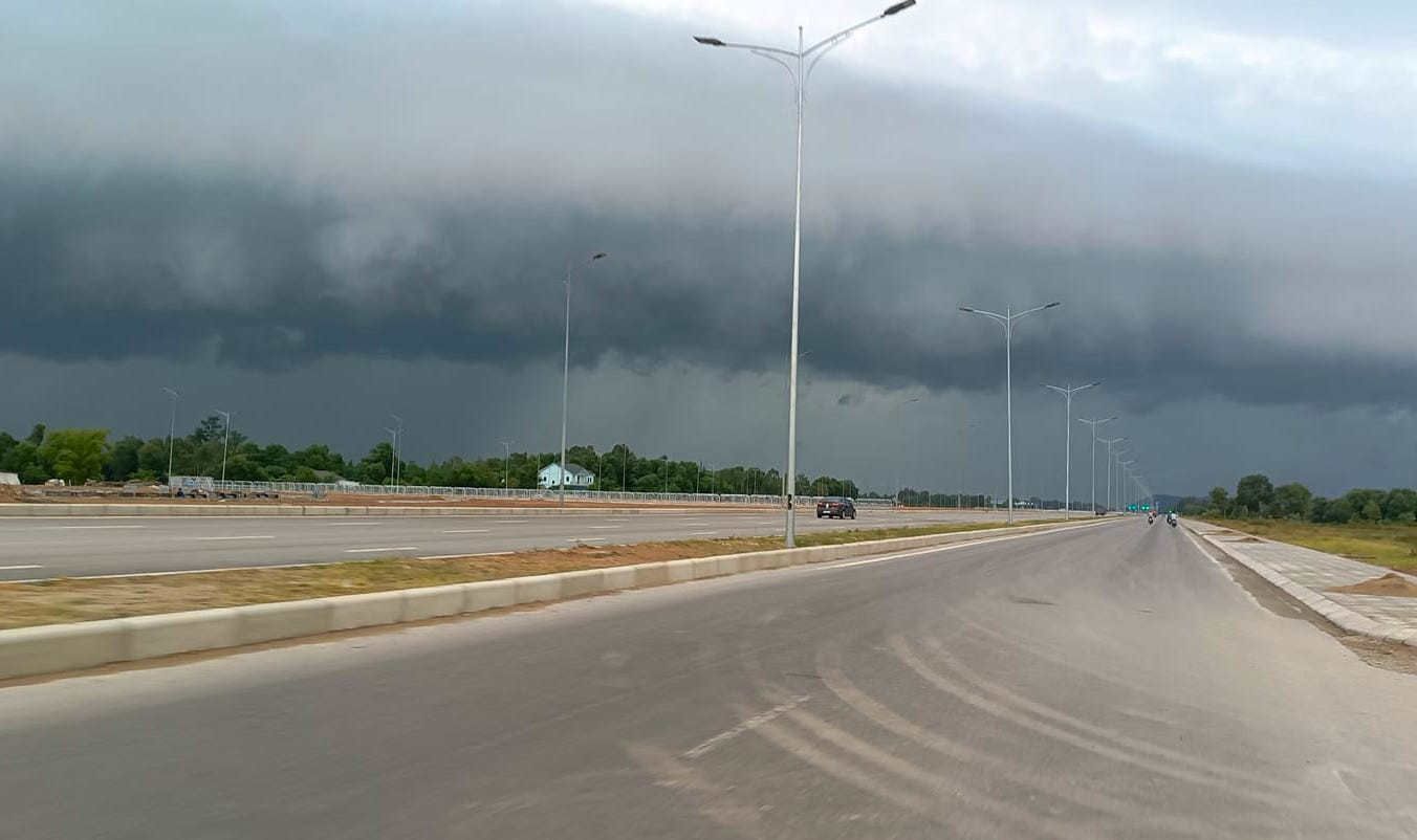 Đám mây đen che phủ cả một khu vực rộng lớn. Ảnh chụp đám mây bay qua bầu trời trên tuyến Đại lộ Vinh - Cửa Lò. Đám mây đen che phủ cả một khu vực rộng lớn. Ảnh chụp đám mây bay qua bầu trời trên tuyến Đại lộ Vinh - Cửa Lò.