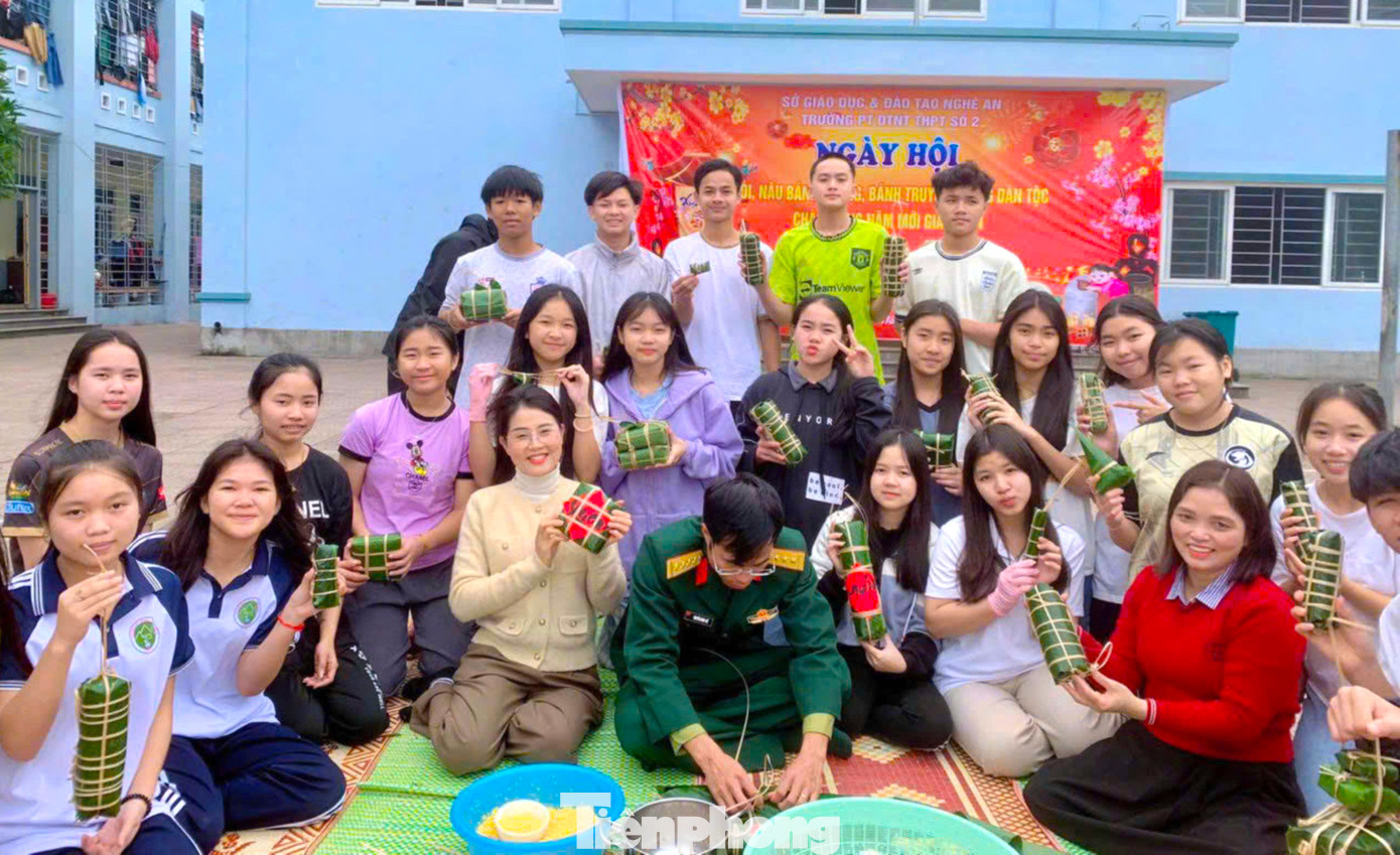 Những ngày lễ, lưu học sinh Lào được tham gia ngày hội để tìm hiểu văn hóa, phong tục tập quán. Các học sinh Lào cũng rất thích thú khi được gói bánh chưng trong ngày Tết cổ truyền của Việt Nam. Những ngày lễ, lưu học sinh Lào được tham gia ngày hội để tìm hiểu văn hóa, phong tục tập quán. Các học sinh Lào cũng rất thích thú khi được gói bánh chưng trong ngày Tết cổ truyền của Việt Nam.