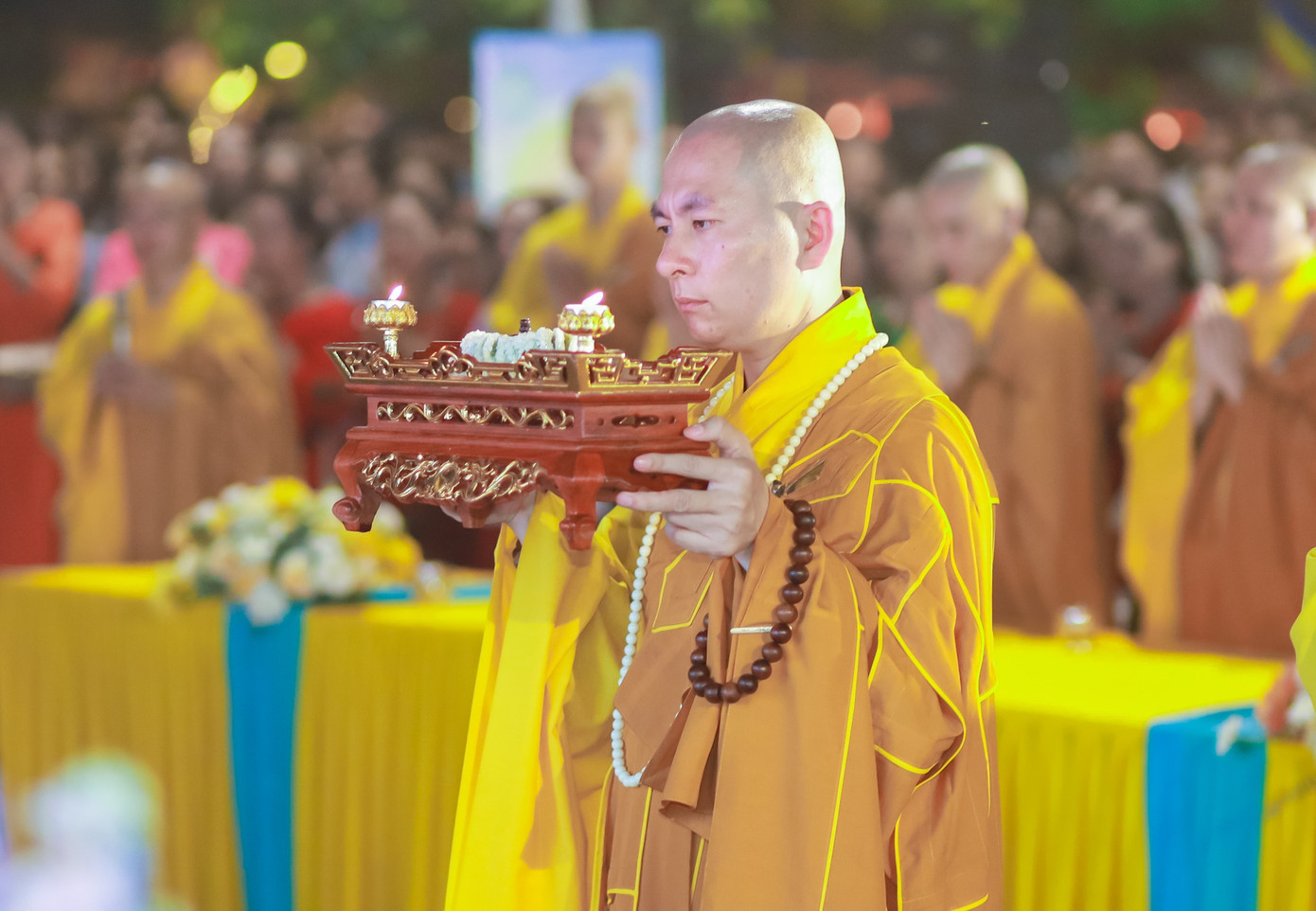 Các nghi thức được thực hiện trong không khí trang nghiêm.