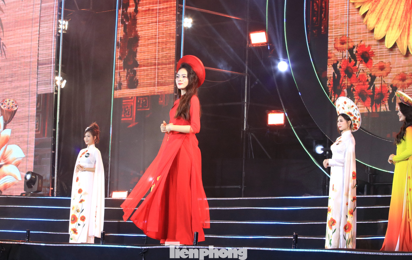 Ở đêm thi chung kết này, các thí sinh sẽ trình diễn áo truyền thống có họa tiết hoa cúc biển - Loài hoa đặc trưng, biểu tượng của du lịch Cửa Lò và phần thi trình diễn dạ hội để lựa chọn ra top 5 thí sinh tham gia phần thi trả lời ứng xử.