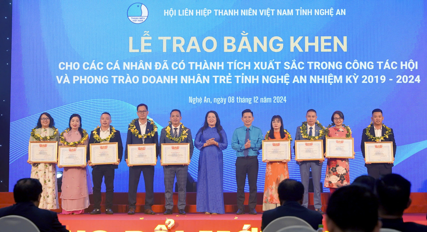 Hội LHTN tỉnh Nghệ An tặng Bằng khen cho 9 cá nhân xuất sắc. Hội LHTN tỉnh Nghệ An tặng Bằng khen cho 9 cá nhân xuất sắc.