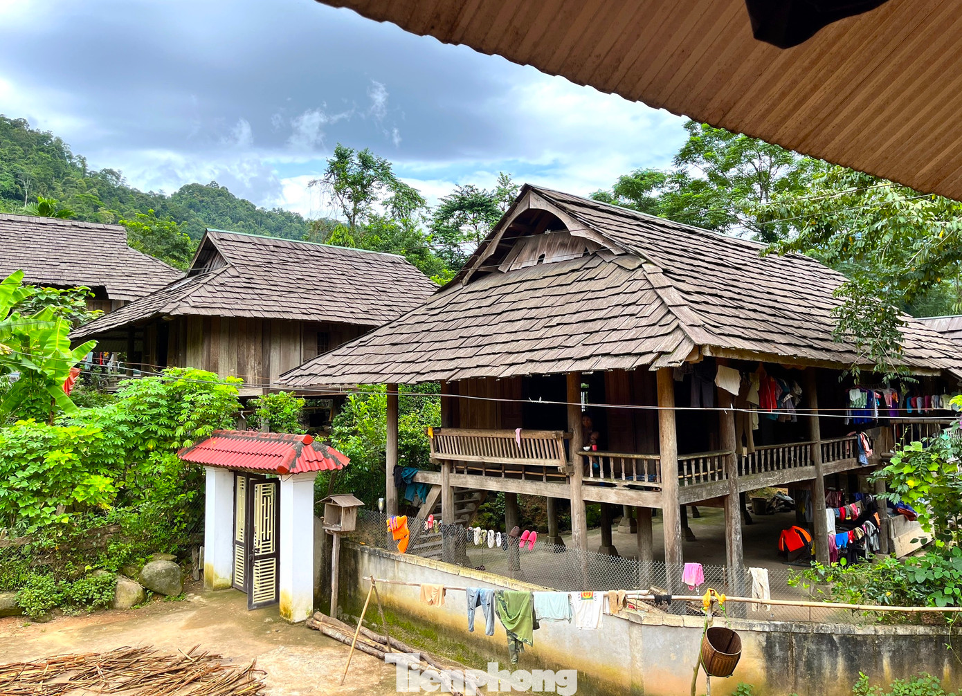 Những mái nhà được lớp mái bằng loại gỗ quý samu dầu nhuốm màu thời gian càng khiến ngôi làng thêm cổ kính.