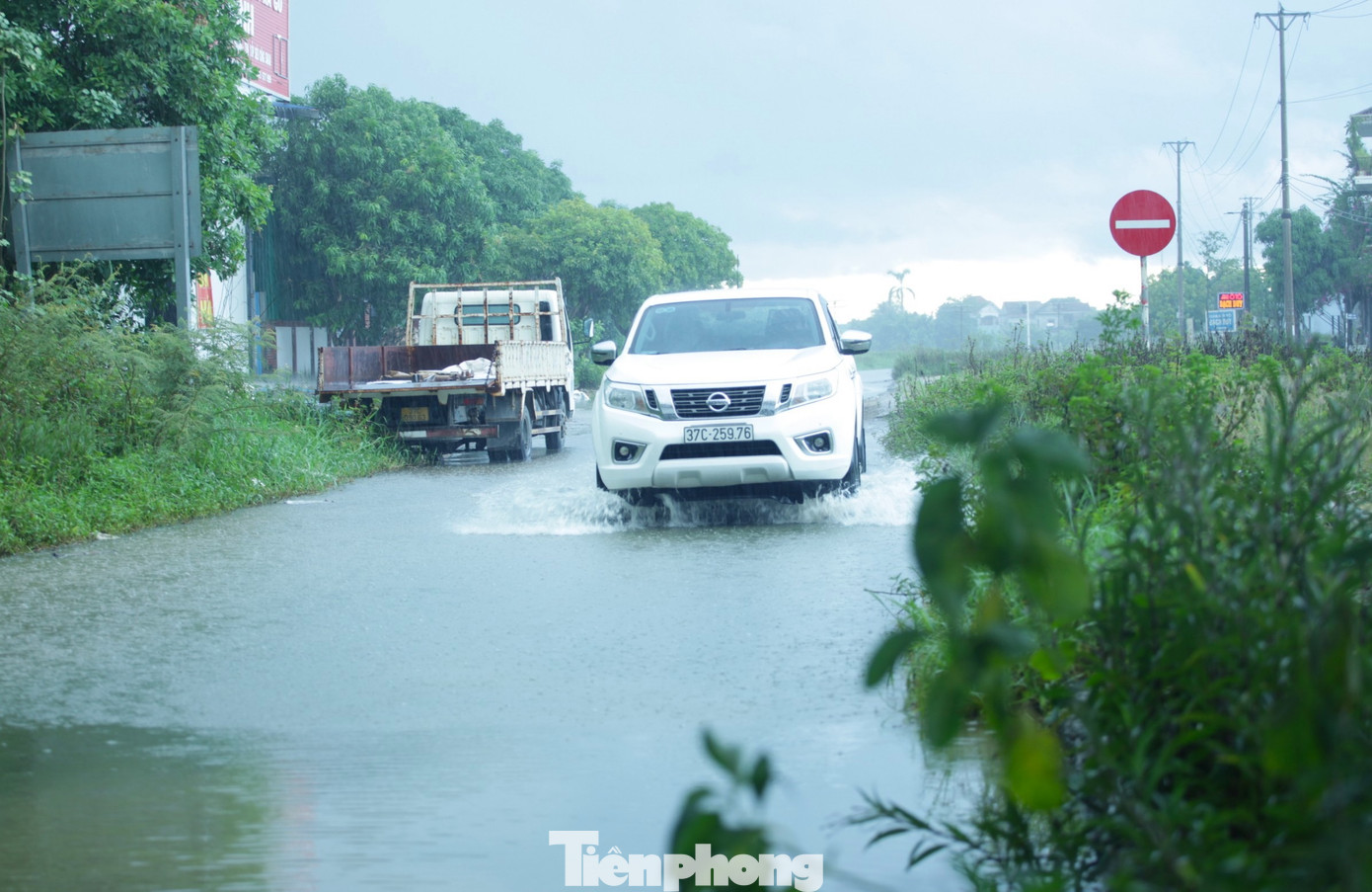 Nước ngập ùn ứ gây ô nhiễm, khiến các phương tiện đi lại khó khăn.