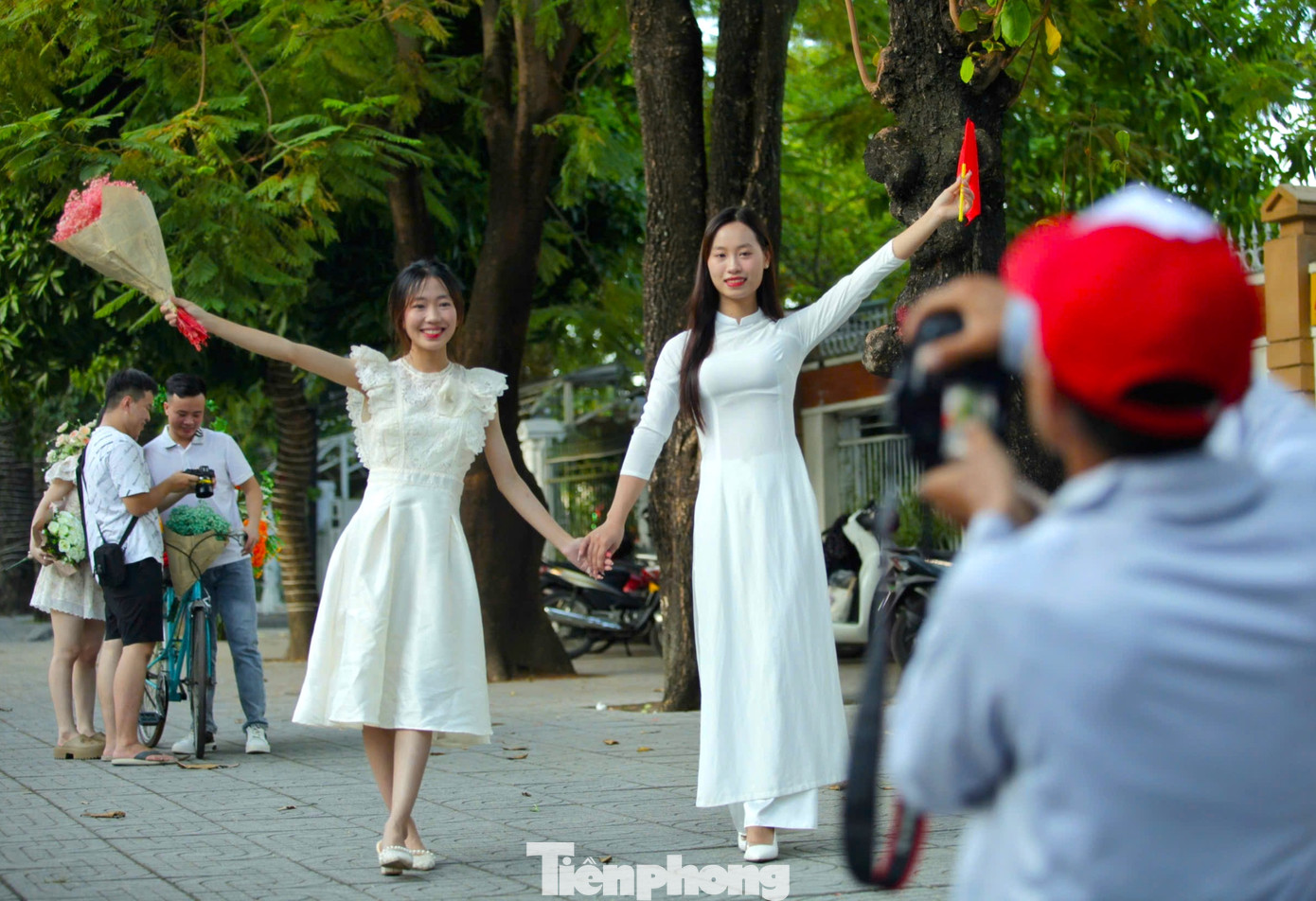 Sau vài giờ đồng hồ chụp, thợ ảnh có thể kiếm được cả triệu đồng.