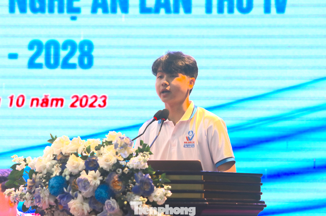 Sinh viên Lữ Văn Linh (trường Cao đẳng Việt Đức Nghệ An) trình bày tham luận chuyển đổi số và vai trò của sinh viên tỉnh. Sinh viên Lữ Văn Linh (trường Cao đẳng Việt Đức Nghệ An) trình bày tham luận chuyển đổi số và vai trò của sinh viên tỉnh.