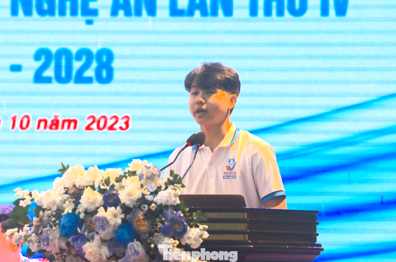 Sinh viên Lữ Văn Linh (trường Cao đẳng Việt Đức Nghệ An) trình bày tham luận chuyển đổi số và vai trò của sinh viên tỉnh. Sinh viên Lữ Văn Linh (trường Cao đẳng Việt Đức Nghệ An) trình bày tham luận chuyển đổi số và vai trò của sinh viên tỉnh.