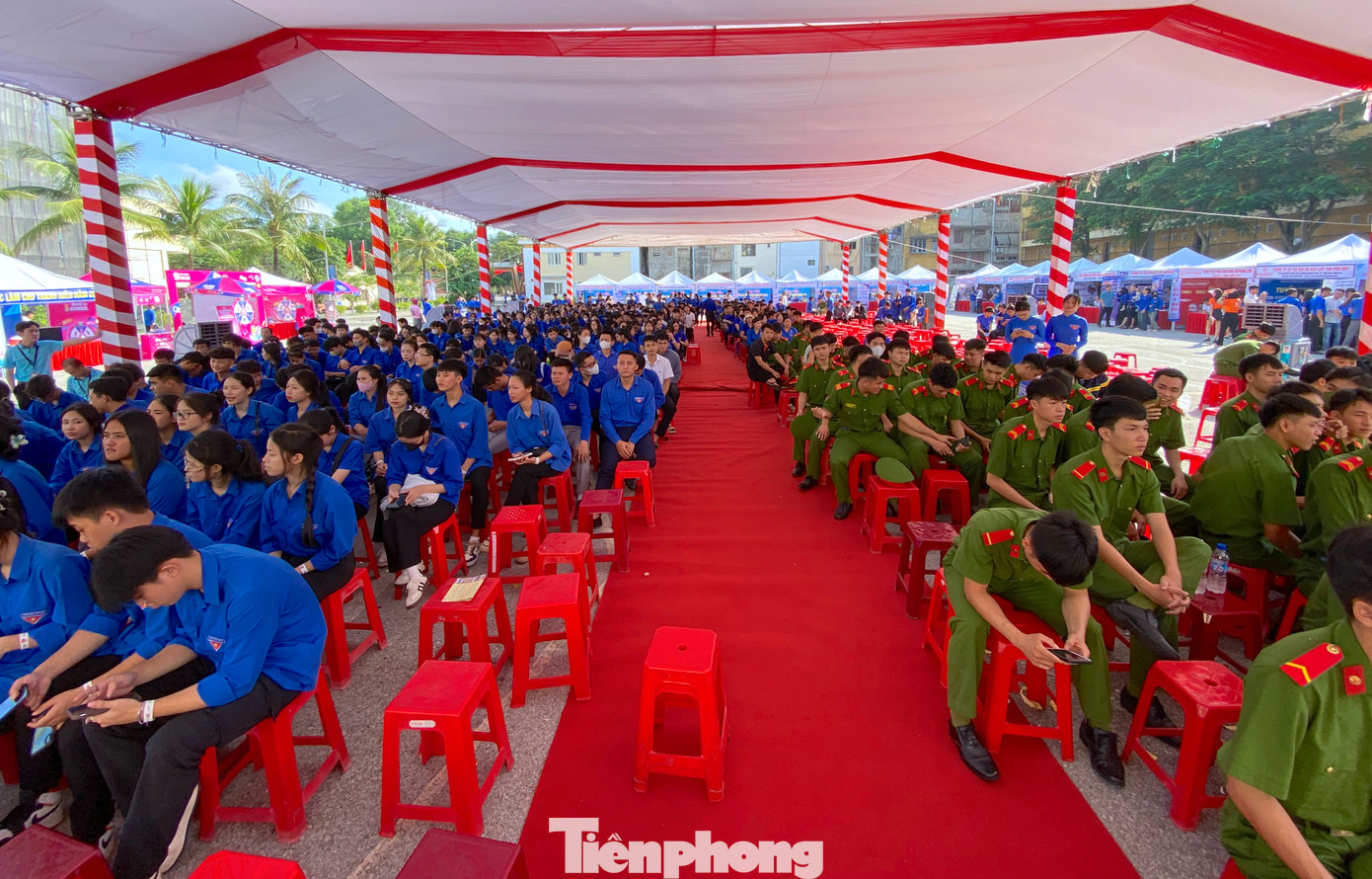 Chương trình có sự tham gia của hơn 1.300 đoàn viên thanh niên. Chương trình có sự tham gia của hơn 1.300 đoàn viên thanh niên.