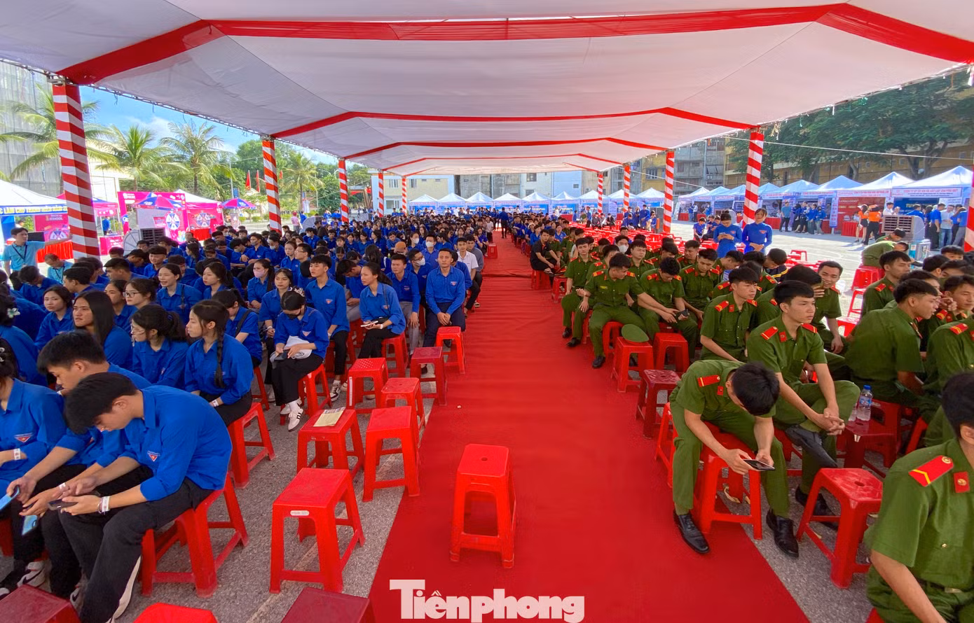 Chương trình có sự tham gia của hơn 1.300 đoàn viên thanh niên. Chương trình có sự tham gia của hơn 1.300 đoàn viên thanh niên.