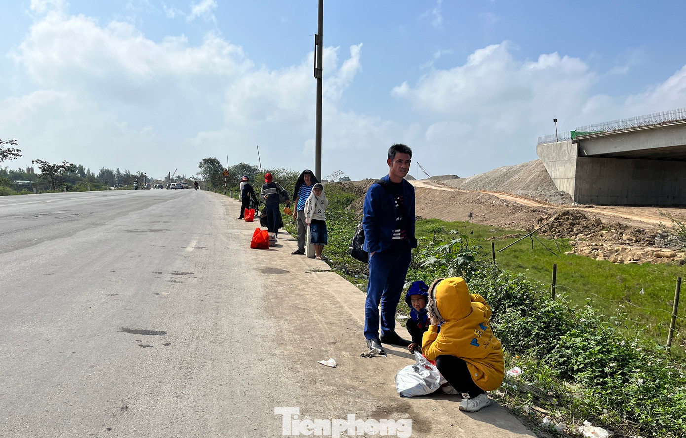 Nhiều gia đình có con nhỏ vất vả khi ra đứng dọc đường đón xe trong nắng nóng.