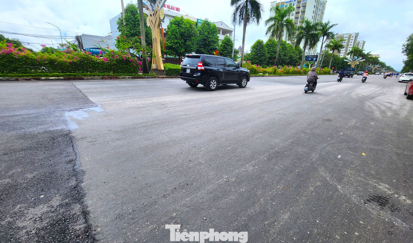 Nhiều điểm mặt đường chưa được triển khai thi công. Nhiều điểm thảm mặt đường không đồng bộ tạo thành gờ nhấp nhô khiến người đi đường "khó chịu". Nhiều điểm mặt đường chưa được triển khai thi công. Nhiều điểm thảm mặt đường không đồng bộ tạo thành gờ nhấp nhô khiến người đi đường "khó chịu".