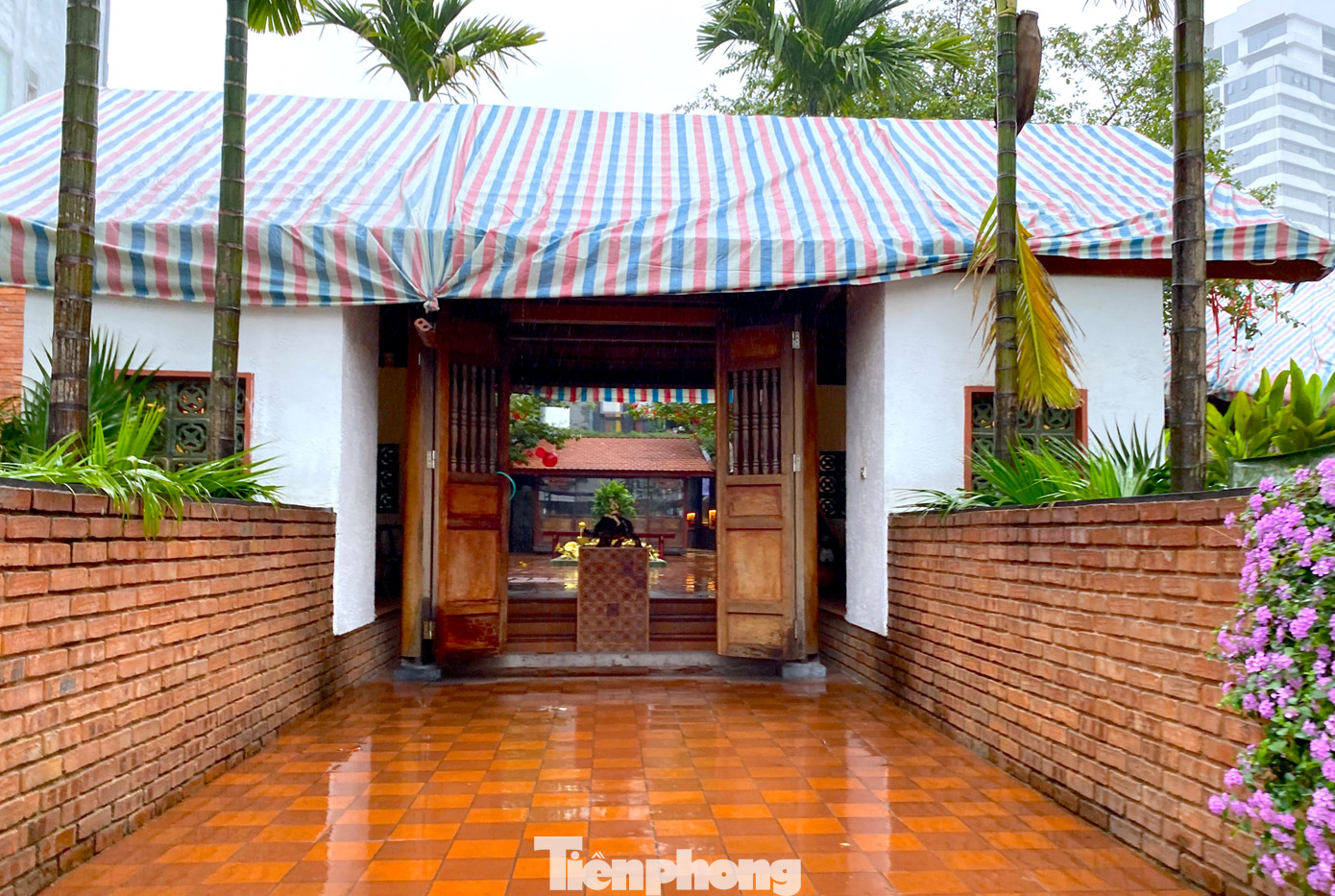 Ghi nhận của PV vào sáng 17/2, một số hạng mục trong cụm công trình này đã được sử dụng bạt để bịt mái ngói.