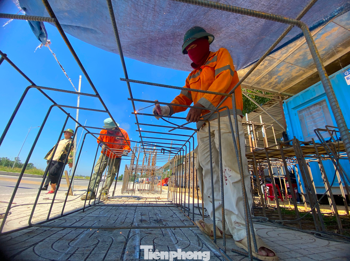 Dù thời tiết nắng nóng nhưng nhóm công nhân này vẫn cố gắng làm để hoàn thiện những hạng mục thi công cuối cùng của dự án.