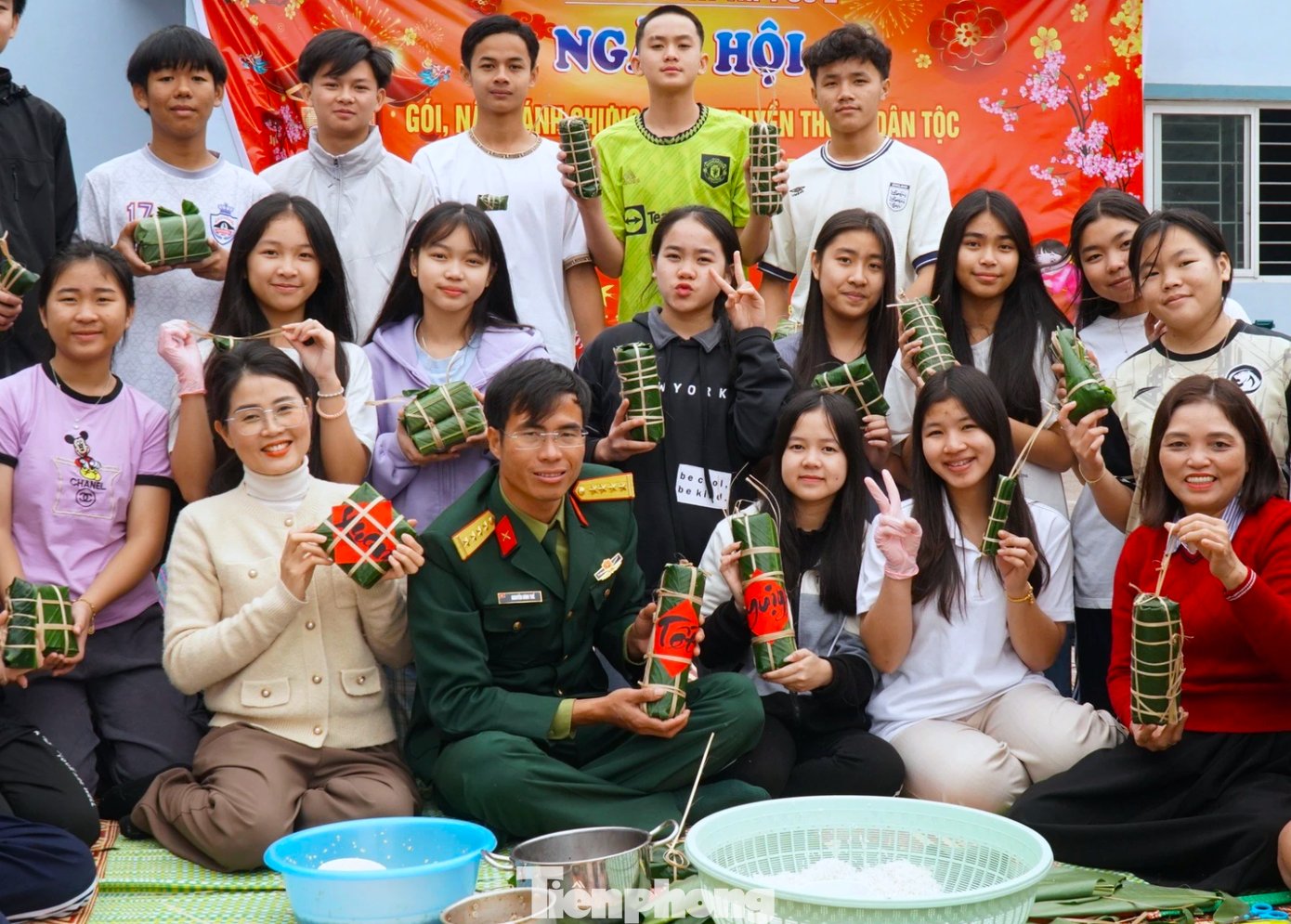 Sau nhiều giờ học hỏi, các em du học sinh Lào cũng có thể tự tay mình gói ra những chiếc bánh chưng để dự thi.