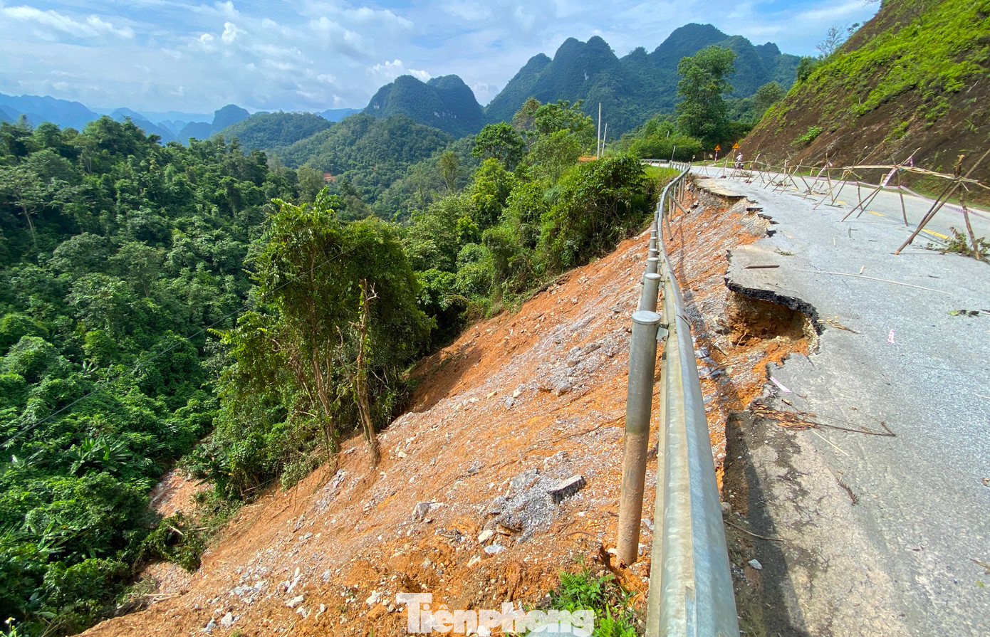Cả trăm khối đất đá và mặt đường sạt lở xuống vực.