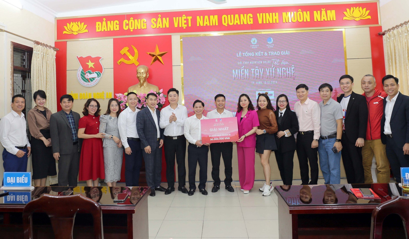 Đại diện Thường trực Tỉnh Đoàn Nghệ An, Ủy ban Mặt trận Tổ quốc tỉnh, Hội Doanh nhân trẻ tỉnh trao giải Nhất cho Đội số 1, với tổng số km hoàn thành là 20.817 km. Đại diện Thường trực Tỉnh Đoàn Nghệ An, Ủy ban Mặt trận Tổ quốc tỉnh, Hội Doanh nhân trẻ tỉnh trao giải Nhất cho Đội số 1, với tổng số km hoàn thành là 20.817 km.