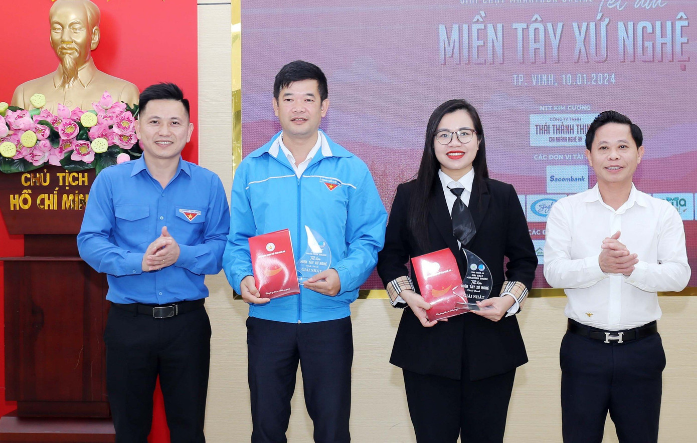 Ban tổ chức trao các giải Ba, giải khuyến khích và các giải cá nhân cho các đội, vận động viên tham dự giải. Ban tổ chức trao các giải Ba, giải khuyến khích và các giải cá nhân cho các đội, vận động viên tham dự giải.