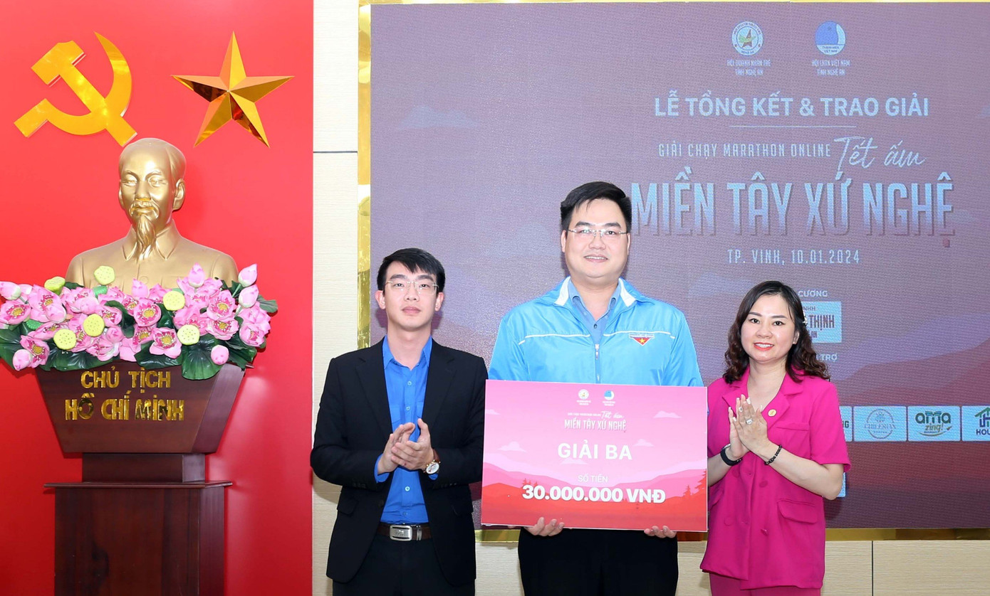 Ban tổ chức trao các giải Ba, giải khuyến khích và các giải cá nhân cho các đội, vận động viên tham dự giải. Ban tổ chức trao các giải Ba, giải khuyến khích và các giải cá nhân cho các đội, vận động viên tham dự giải.