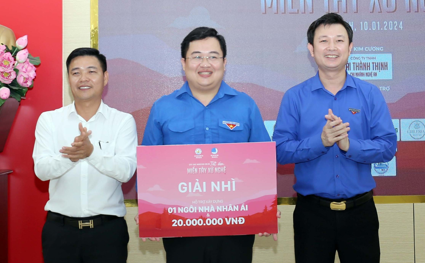 Trao giải Nhì trị giá 20 triệu đồng cho Đội số 4 với tổng số km chạy bộ hoàn thành là 15.457 km Trao giải Nhì trị giá 20 triệu đồng cho Đội số 4 với tổng số km chạy bộ hoàn thành là 15.457 km