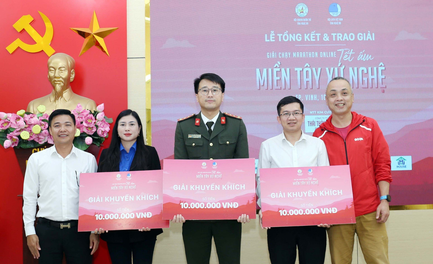 Ban tổ chức trao các giải Ba, giải khuyến khích và các giải cá nhân cho các đội, vận động viên tham dự giải. Ban tổ chức trao các giải Ba, giải khuyến khích và các giải cá nhân cho các đội, vận động viên tham dự giải.