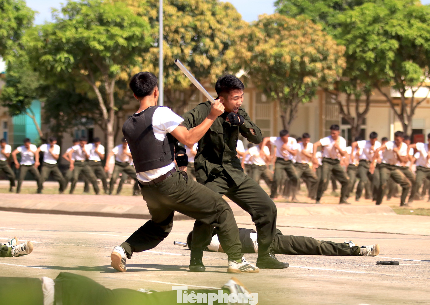 Các chiến sĩ thực hiện các bài võ, động tác võ với tình huống giả định.
